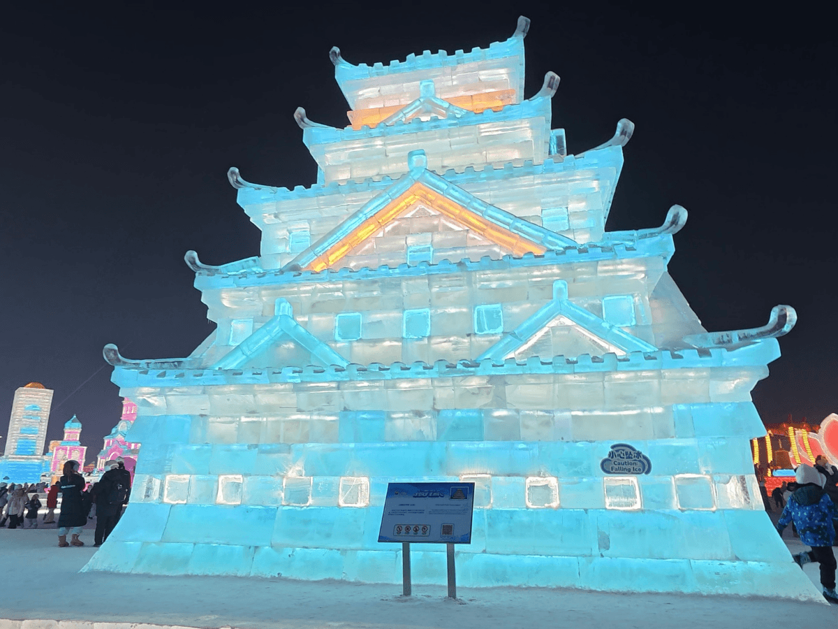 大阪城をモチーフにした氷の建築